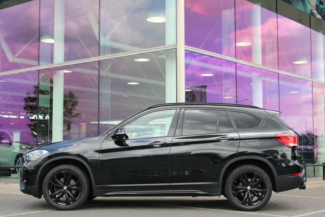 BMW X1 sDrive18i Executive Sport Line Automaat / Sportstoelen / Comfort Access / Achteruitrijcamera / Adaptieve LED / Head-Up / Getint glas
