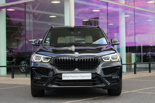 BMW X1 sDrive18i Executive Sport Line Automaat / Sportstoelen / Comfort Access / Achteruitrijcamera / Adaptieve LED / Head-Up / Getint glas