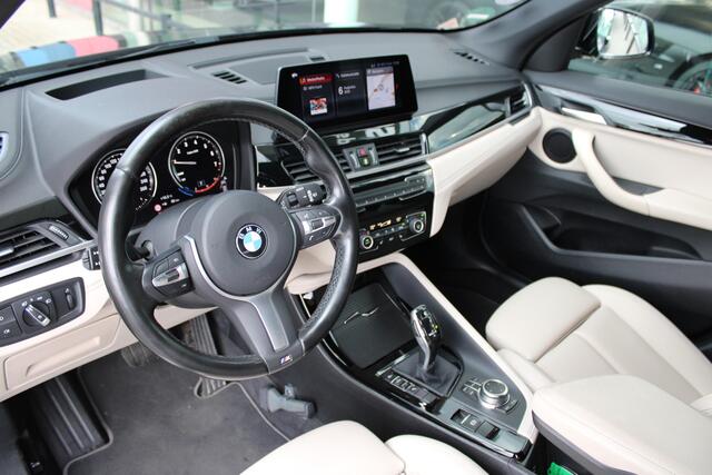 BMW X1 sDrive18i Executive Sport Line Automaat / Sportstoelen / Comfort Access / Achteruitrijcamera / Adaptieve LED / Head-Up / Getint glas