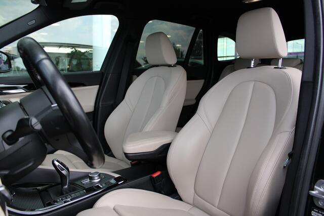 BMW X1 sDrive18i Executive Sport Line Automaat / Sportstoelen / Comfort Access / Achteruitrijcamera / Adaptieve LED / Head-Up / Getint glas