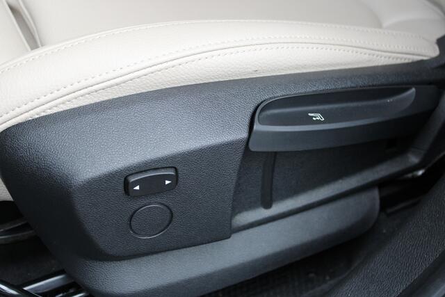 BMW X1 sDrive18i Executive Sport Line Automaat / Sportstoelen / Comfort Access / Achteruitrijcamera / Adaptieve LED / Head-Up / Getint glas