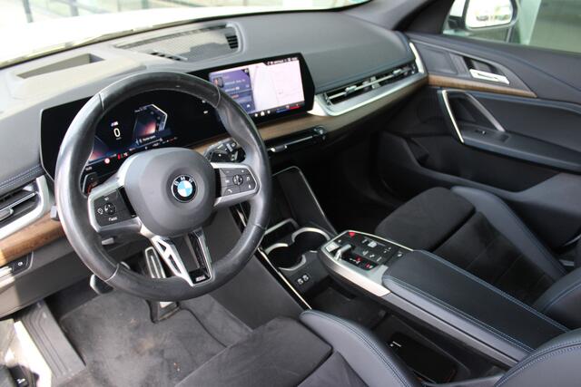 BMW X1 xDrive23i M Sport / Trekhaak / Sportstoelen / Head-Up / Adaptieve LED / M Adaptief onderstel / Parking Assistant Plus / Comfort Access