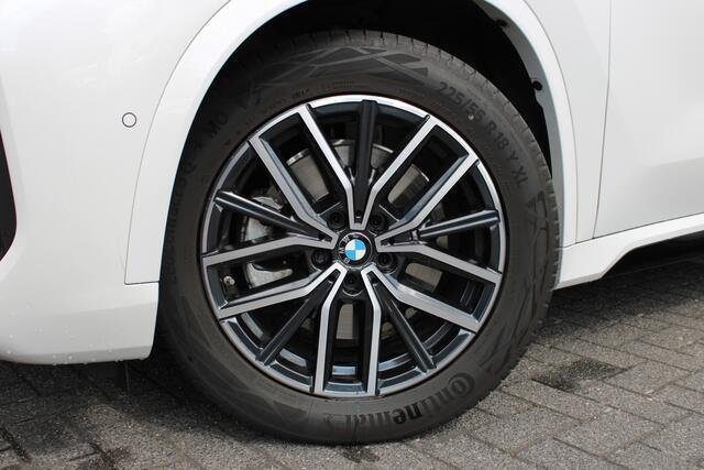 BMW X1 xDrive23i M Sport / Trekhaak / Sportstoelen / Head-Up / Adaptieve LED / M Adaptief onderstel / Parking Assistant Plus / Comfort Access