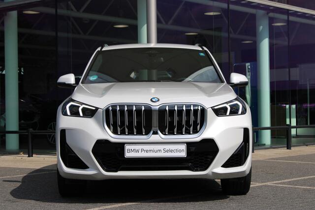 BMW X1 xDrive23i M Sport / Trekhaak / Sportstoelen / Head-Up / Adaptieve LED / M Adaptief onderstel / Parking Assistant Plus / Comfort Access
