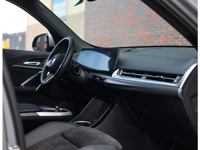 BMW X1 30e xDrive | M onderstel - Sportstoelen - Direct rijden!