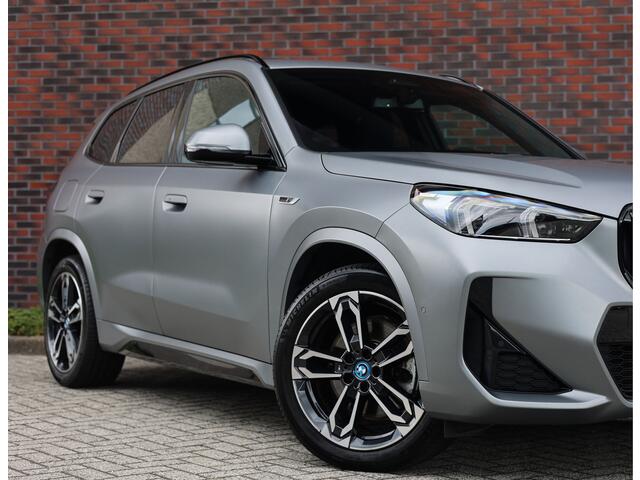 BMW X1 30e xDrive | M onderstel - Sportstoelen - Direct rijden!