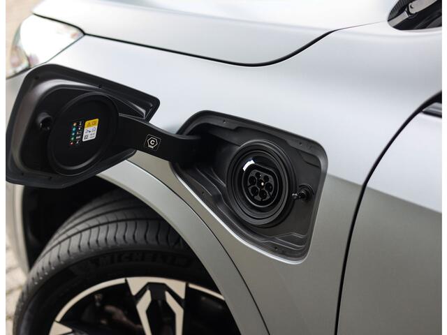 BMW X1 30e xDrive | M onderstel - Sportstoelen - Direct rijden!