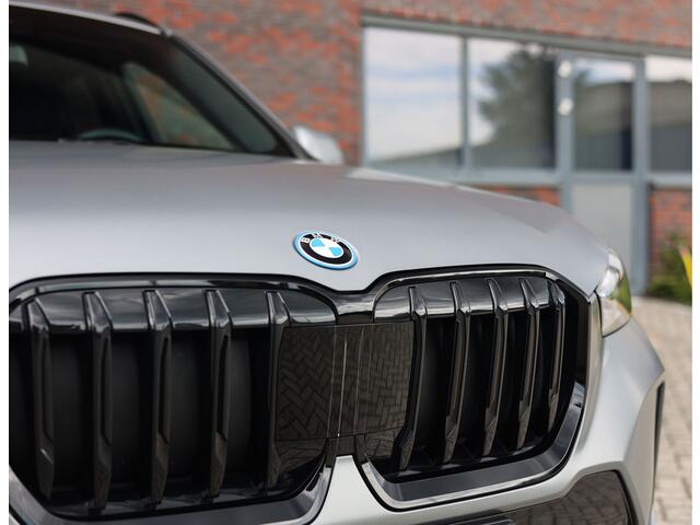 BMW X1 30e xDrive | M onderstel - Sportstoelen - Direct rijden!