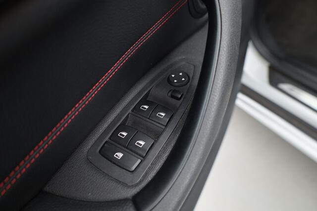 BMW X1 sDrive20i High Executive | Rijklaar!! | Pano | Cruise Contr. | Camera | Apple CarPlay | Stoelverw. | Leder | 18''