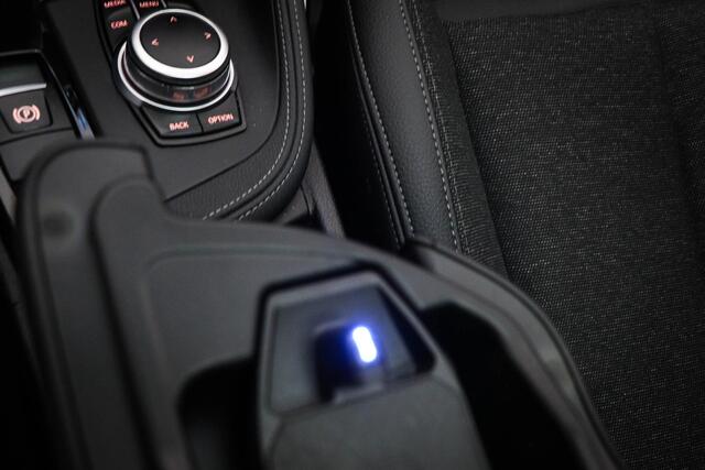 BMW X1 xDrive25e | PANORAMADAK | STOELVERWARMING | DAB | APPLE | CAMERA | 19"