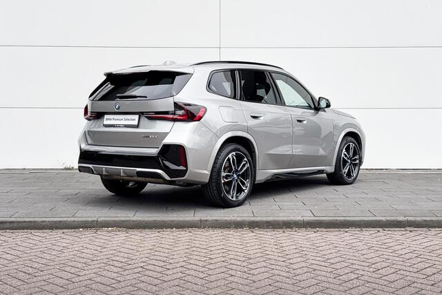 BMW X1 xDrive25e | M-Sport Pro | Trekhaak | Panoramadak | Head-Up Display | Travel Paket | Innovation Pack