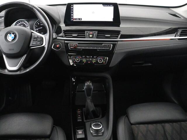 BMW X1 xDrive25e High Executive | SOH 85,2% | Half leder | Adaptive cruise | Stoelverwarming | Climate control | Navigatie | Camera | Park assist | Elektrische achterklep