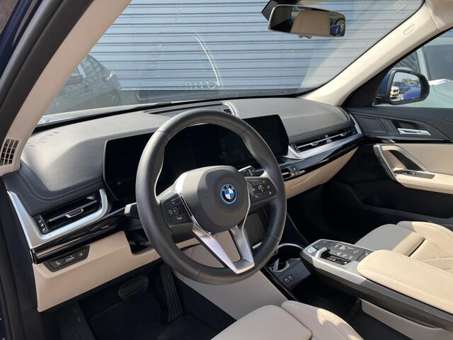 BMW X1 xDrive25e xLine | Panorama | Trekhaak | 19" | Camera | Stoelverwarming | 2026!
