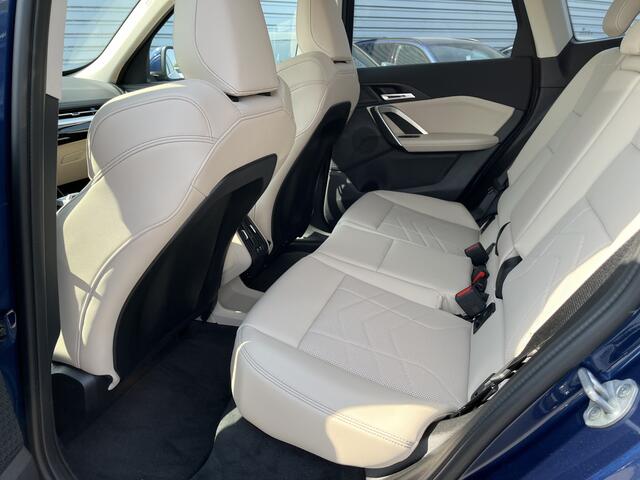 BMW X1 xDrive25e xLine | Panorama | Trekhaak | 19" | Camera | Stoelverwarming | 2026!