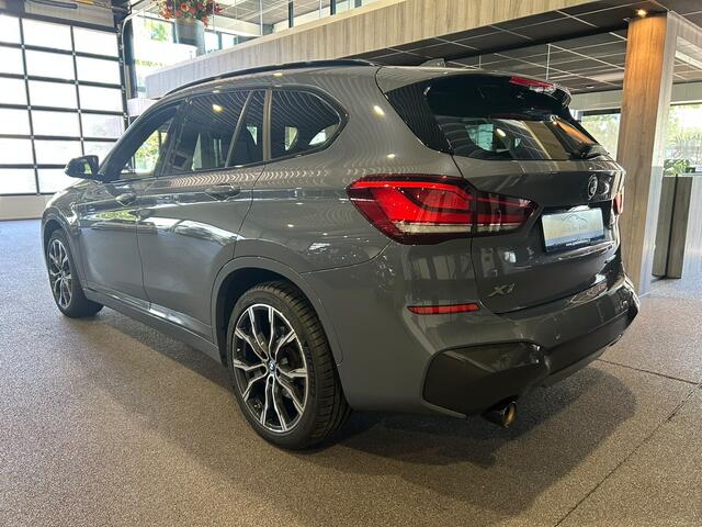 BMW X1 xDrive25e High Executive M-Sport | Panorama | 19" | Trekhaak | Camera | HUD | Stormbay metallic
