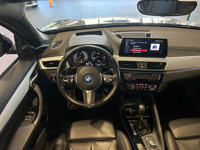 BMW X1 xDrive25e High Executive M-Sport | Panorama | 19" | Trekhaak | Camera | HUD | Stormbay metallic