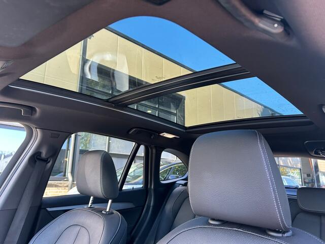BMW X1 xDrive25e High Executive M-Sport | Panorama | 19" | Trekhaak | Camera | HUD | Stormbay metallic