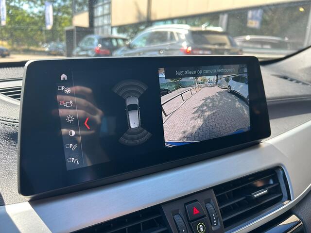 BMW X1 xDrive25e High Executive M-Sport | Panorama | 19" | Trekhaak | Camera | HUD | Stormbay metallic