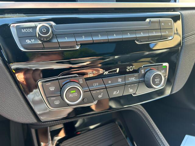 BMW X1 xDrive25e High Executive M-Sport | Panorama | 19" | Trekhaak | Camera | HUD | Stormbay metallic