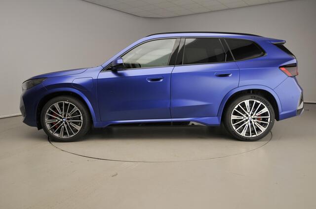 BMW X1 xDrive25e M-Sportpakket / Trekhaak / Panoramadak / Driving assist plus / Getint glas / Head-up / Harman-kardon / Alu wielen 20 inch