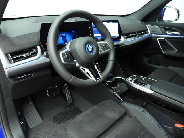 BMW X1 xDrive25e M-Sportpakket / Trekhaak / Panoramadak / Driving assist plus / Getint glas / Head-up / Harman-kardon / Alu wielen 20 inch