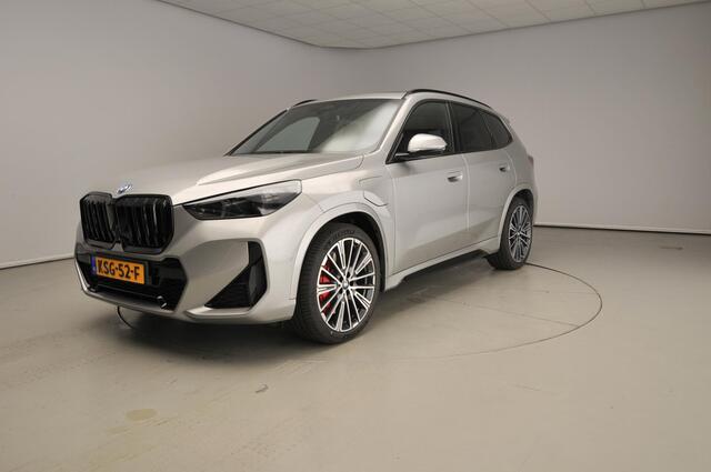 BMW X1 xDrive25e M-Sportpakket Pro / Panoramadak / Trekhaak / Harman-Kardon / Driving assist plus / Head-up / Alu wielen 20 inch