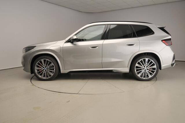 BMW X1 xDrive25e M-Sportpakket Pro / Panoramadak / Trekhaak / Harman-Kardon / Driving assist plus / Head-up / Alu wielen 20 inch