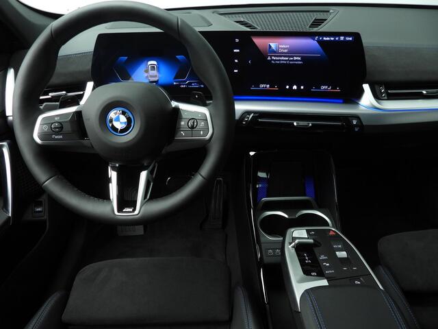 BMW X1 xDrive25e M-Sportpakket Pro / Panoramadak / Trekhaak / Harman-Kardon / Driving assist plus / Head-up / Alu wielen 20 inch