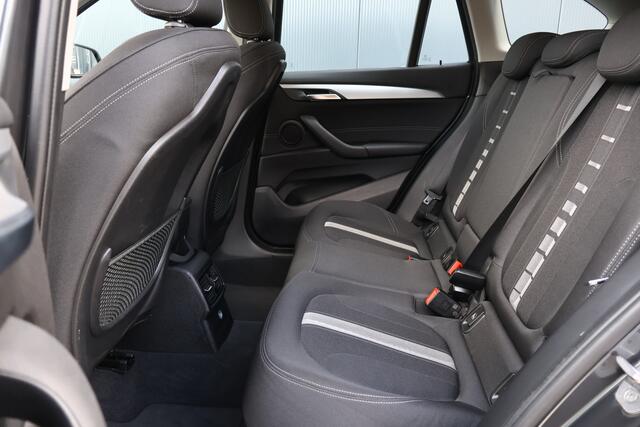 BMW X1 sDrive20i Centennial Executive 192pk Automaat | NL auto! | Trekhaak | Camera | Sportstoelen | Elektr. Achterklep
