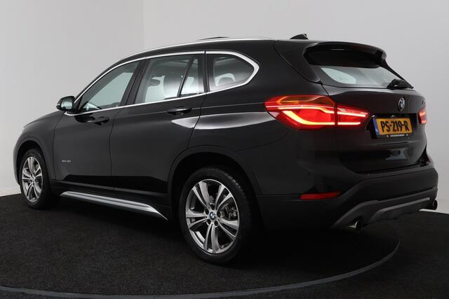 BMW X1 XDrive20i High Executive (PANORAMADAK, CAMERA, TREKHAAK, STOELVERWARMING, DEALER ONDERHOUD