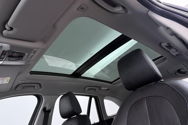 BMW X1 XDrive20i High Executive (PANORAMADAK, CAMERA, TREKHAAK, STOELVERWARMING, DEALER ONDERHOUD