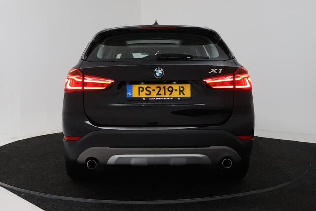 BMW X1 XDrive20i High Executive (PANORAMADAK, CAMERA, TREKHAAK, STOELVERWARMING, DEALER ONDERHOUD