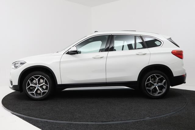 BMW X1 SDrive20i Corporate Lease High Executive (PANORAMADAK, CAMERA, STOELVERWARMING, HEAD-UP DI
