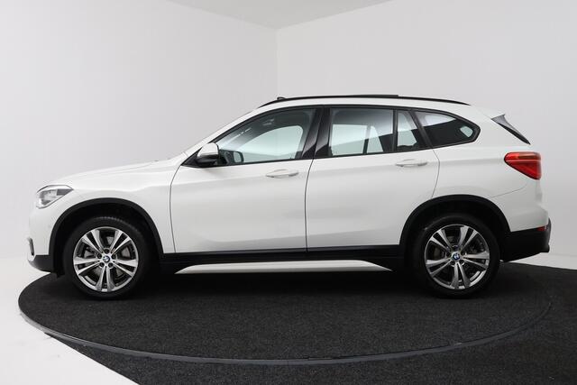 BMW X1 SDrive20i Corporate Lease High Executive (PANORAMADAK, CAMERA, STOELVERWARMING, HEAD-UP DI