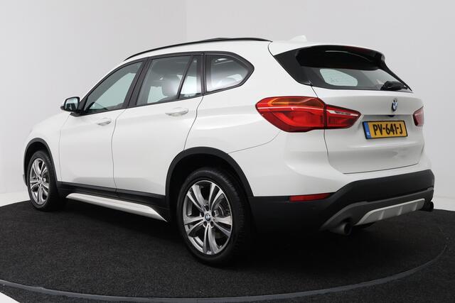BMW X1 SDrive20i Corporate Lease High Executive (PANORAMADAK, CAMERA, STOELVERWARMING, HEAD-UP DI
