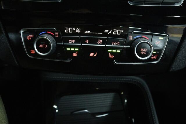BMW X1 SDrive20i Corporate Lease High Executive (PANORAMADAK, CAMERA, STOELVERWARMING, HEAD-UP DI