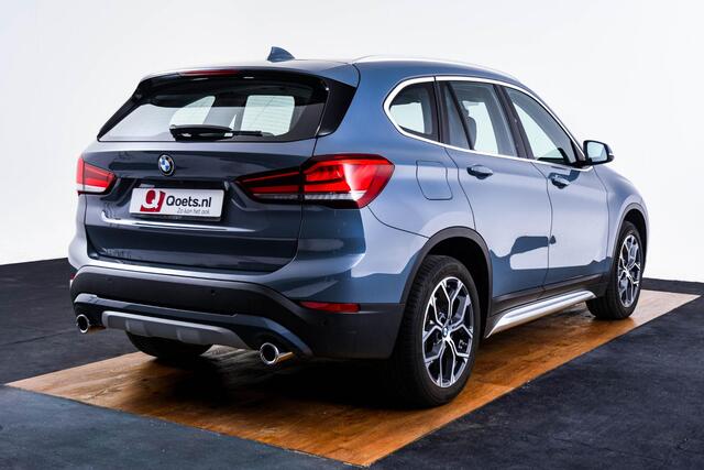 BMW X1 sDrive20i xLine - Trekhaak - Panoramadak - Elektrisch verstelbare/verwarmde stoelen - Head up - Elektrische achterklep - Cruise control - Sportstoelen - Stuurwielrand verwarmd - Navigatiesysteem Plus -