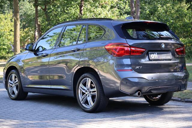 BMW X1 sDrive18i High Executive M-Sport | Leder | Pano | HUD | Navi Plus | Stoelverwarming | Hifi | DAB | Grootlichtassistent | Etc.