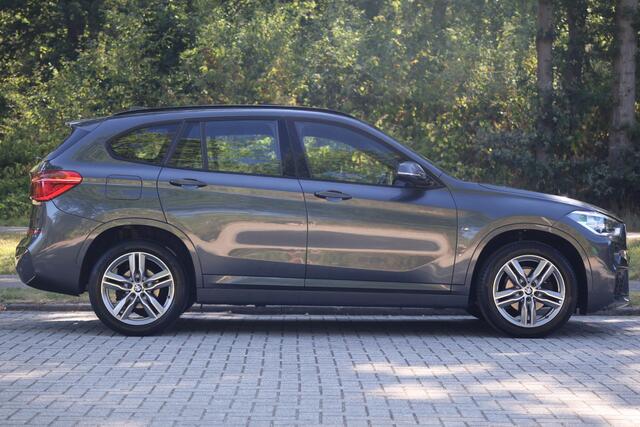 BMW X1 sDrive18i High Executive M-Sport | Leder | Pano | HUD | Navi Plus | Stoelverwarming | Hifi | DAB | Grootlichtassistent | Etc.