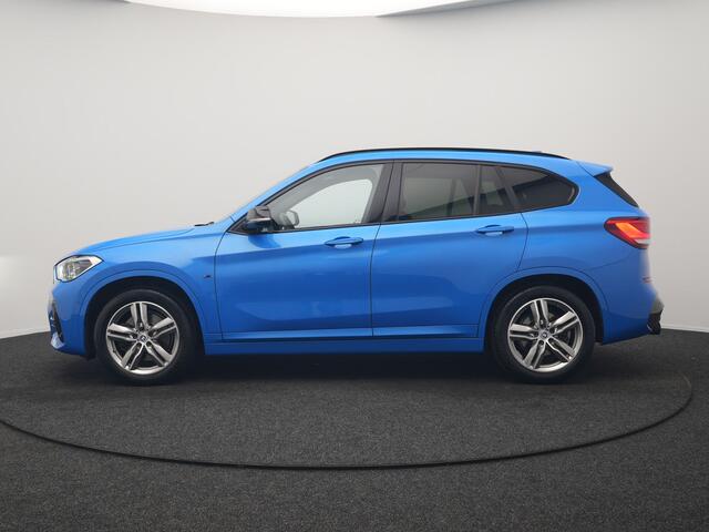 BMW X1 sDrive20i M Sport 192pk Misano Blauw Metallic | Trekhaak Afn. | Sportstoelen Verwarmd | Navi Pro | Sfeerverlichting | Apple Carplay | Camera | LED Koplampen | 18"L.M | M Sportstuur | Cruise Control |