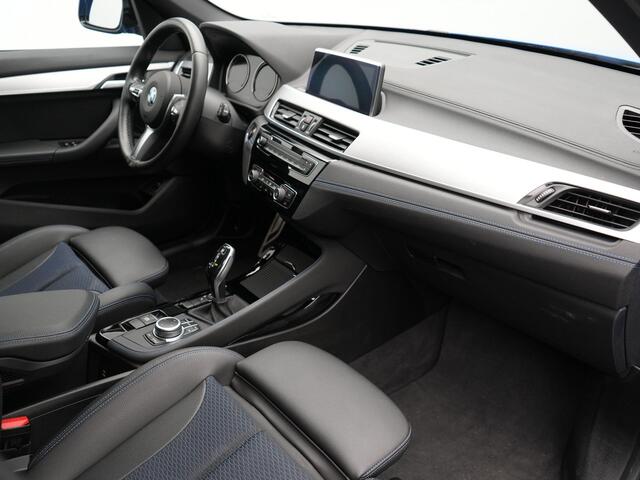 BMW X1 sDrive20i M Sport 192pk Misano Blauw Metallic | Trekhaak Afn. | Sportstoelen Verwarmd | Navi Pro | Sfeerverlichting | Apple Carplay | Camera | LED Koplampen | 18"L.M | M Sportstuur | Cruise Control |