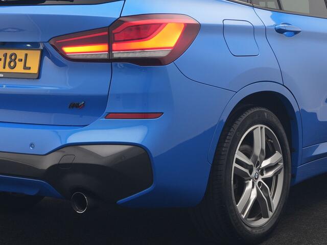 BMW X1 sDrive20i M Sport 192pk Misano Blauw Metallic | Trekhaak Afn. | Sportstoelen Verwarmd | Navi Pro | Sfeerverlichting | Apple Carplay | Camera | LED Koplampen | 18"L.M | M Sportstuur | Cruise Control |