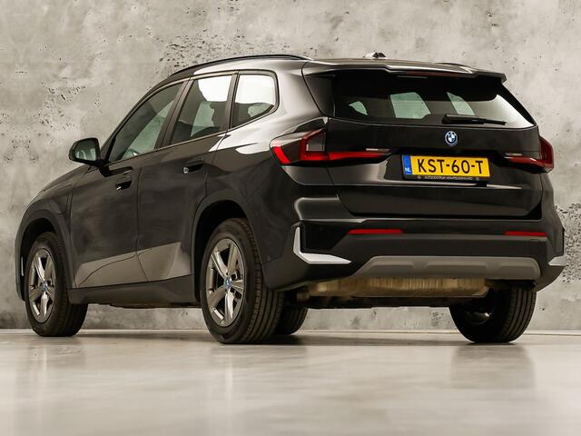 BMW X1 xDrive25e Automaat 245Pk (APPLE CARPLAY, HEAD-UP DISPLAY, 360 CAMERA, LEDER, STOELVERWARMING, ZWARTE HEMEL, NIEUWSTAAT)