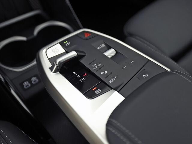 BMW X1 xDrive25e Automaat 245Pk (APPLE CARPLAY, HEAD-UP DISPLAY, 360 CAMERA, LEDER, STOELVERWARMING, ZWARTE HEMEL, NIEUWSTAAT)