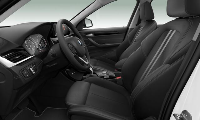 BMW X1 sDrive18i | Sportline | Trekhaak | Wit metallic | Navi Plus | HiFi | Head up