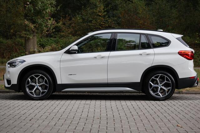 BMW X1 xDrive20i X Line | Aut | Pano | LED | Clima | Navi | Trekhaak | Stoelverwarming | Sportstuur | PDC V+A | Etc.