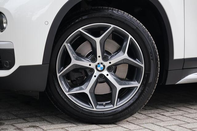 BMW X1 xDrive20i X Line | Aut | Pano | LED | Clima | Navi | Trekhaak | Stoelverwarming | Sportstuur | PDC V+A | Etc.