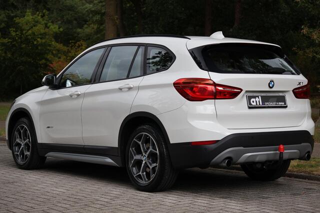 BMW X1 xDrive20i X Line | Aut | Pano | LED | Clima | Navi | Trekhaak | Stoelverwarming | Sportstuur | PDC V+A | Etc.
