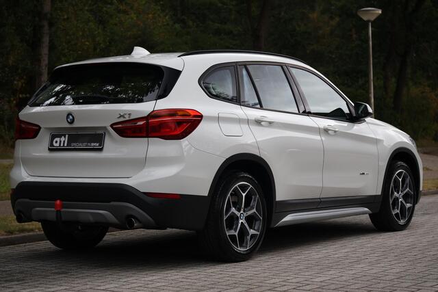 BMW X1 xDrive20i X Line | Aut | Pano | LED | Clima | Navi | Trekhaak | Stoelverwarming | Sportstuur | PDC V+A | Etc.