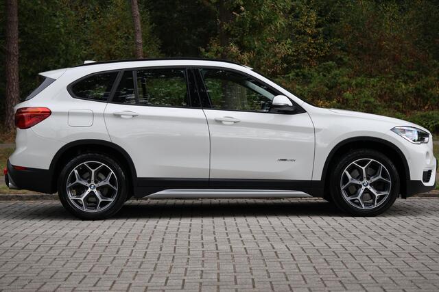 BMW X1 xDrive20i X Line | Aut | Pano | LED | Clima | Navi | Trekhaak | Stoelverwarming | Sportstuur | PDC V+A | Etc.